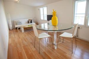 a glass table with a pineapple on it in a living room at La Petite Maison de Jane in Reims