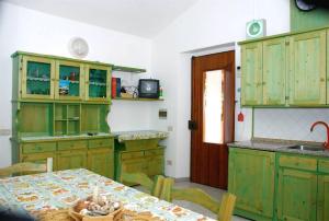 Kitchen o kitchenette sa Villa Rosa Porto Pino
