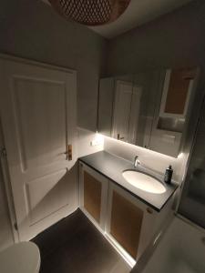 サンドミエシュにあるApartament na Wzgórzuの洗面台と白いドアのあるバスルーム +14枚の写真