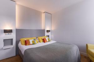 Cama ou camas em um quarto em Le Cornouaille Hotel & Spa