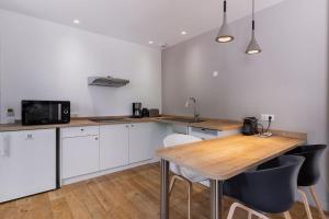 A cozinha ou cozinha compacta de Le Cornouaille Hotel & Spa