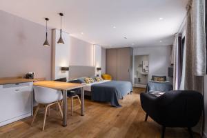 A cozinha ou cozinha compacta de Le Cornouaille Hotel & Spa