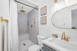 Un baño con lavabo, inodoro y espejo. en NEW CA Coastal Beauty 6 mins to Imperial Beach, en San Diego 21 fotos más