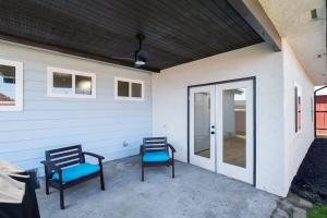 2 sillas sentadas en un patio frente a una casa en NEW CA Coastal Beauty 6 mins to Imperial Beach, en San Diego