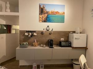 a kitchen with a counter top with a refrigerator at Le Colonne 14 in Bari