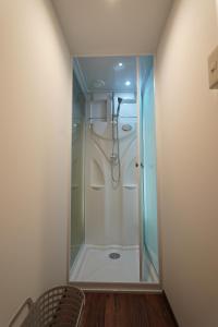 una doccia con una porta in vetro in un bagno di 宿屋GONDO aioi a Nagano