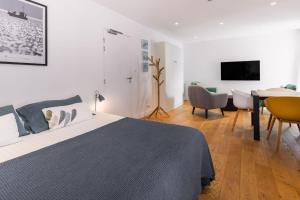 Uma TV ou centro de entretenimento em Le Cornouaille Hotel & Spa