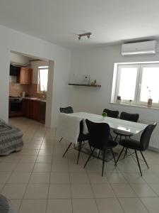 salon z białym stołem i krzesłami w obiekcie Apartman Carpe Diem w mieście Sutomišćica