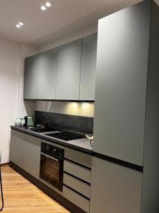 トラーニにあるCharmante Wohnung in Traniのキッチン(黒と白のキャビネット、コンロ付) +5枚の写真