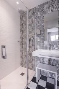 Um banheiro em Le Cornouaille Hotel & Spa