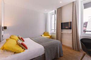 Cama ou camas em um quarto em Le Cornouaille Hotel & Spa