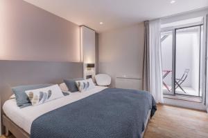 Cama ou camas em um quarto em Le Cornouaille Hotel & Spa