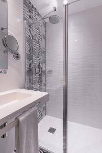 Um banheiro em Le Cornouaille Hotel & Spa