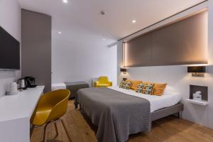 Cama ou camas em um quarto em Le Cornouaille Hotel & Spa
