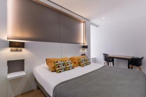 Cama ou camas em um quarto em Le Cornouaille Hotel & Spa