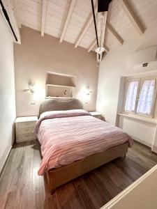 a bedroom with a large bed in a room at Casa vista lago la Rosella in Pieve Fosciana