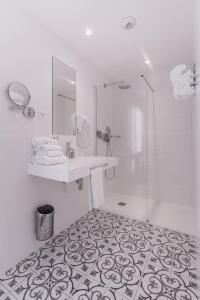 Um banheiro em Le Cornouaille Hotel & Spa