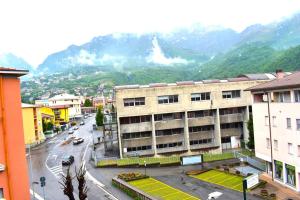 レッコにあるComo Lake Appartmentの建物と山のある街道