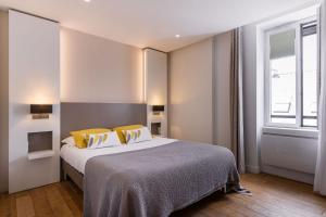 Cama ou camas em um quarto em Le Cornouaille Hotel & Spa