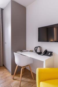 Uma TV ou centro de entretenimento em Le Cornouaille Hotel & Spa