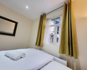 Un dormitorio con una cama y una ventana. en Nest & Rest En-Suite, en Ashford