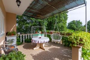 Taman di luar Villa Mia with Pool