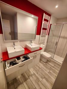 Ένα μπάνιο στο Rua Nova Apartment 28, 3 Dormitorios, WIFI, PS4 y Netflix, a 200m Catedral