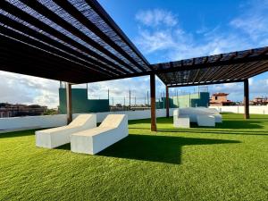 MajanichoにあるVilla Kandoomaの屋根の上に白いベンチ付きのパビリオン