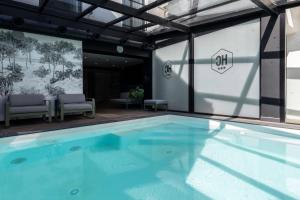 A piscina localizada em Le Cornouaille Hotel & Spa ou nos arredores