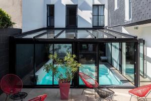 A piscina localizada em Le Cornouaille Hotel & Spa ou nos arredores