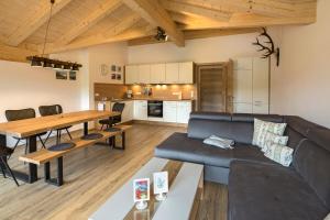 a living room with a couch and a table at Ferienwohnung Bergspitz in Grainau