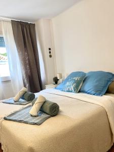 ein Schlafzimmer mit 2 Betten mit Kissen darauf in der Unterkunft Migjorn Apartment a place in the heart of Sitges in Sitges