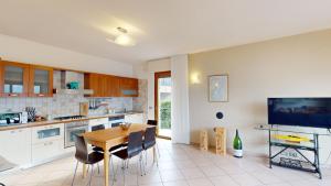 Kuchyňa alebo kuchynka v ubytovaní Villa Mimosa-Con piscina e vista lago