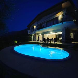 Bazén v ubytovaní Villa Mimosa-Con piscina e vista lago alebo v jeho blízkosti