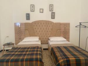 two beds in a hotel room with two beds sidx sidx sidx at Studio CoCoti in Tataouine