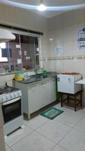 Η κουζίνα ή μικρή κουζίνα στο Suítes da Rô - hospedaria familiar diária e temporada