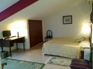 A bed or beds in a room at Hotel Iberia Plaza Mayor