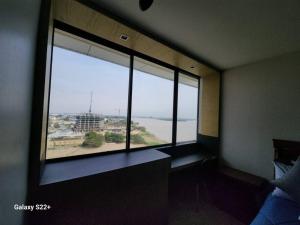 a room with a large window with a view of the ocean at Suite moderna con vista a la ciudad y al río en Puerto Santa Ana in Guayaquil