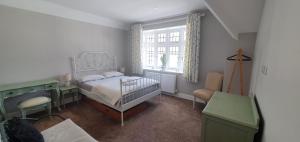 Ένα ή περισσότερα κρεβάτια σε δωμάτιο στο Place to Stay in Thames Ditton