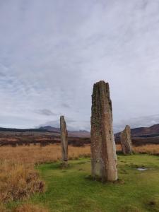 eine Gruppe von Steinsäulen auf einem Feld in der Unterkunft 3 bedroom cosy cottage in Lamlash, Isle Of Arran in Lamlash + 7 Fotos
