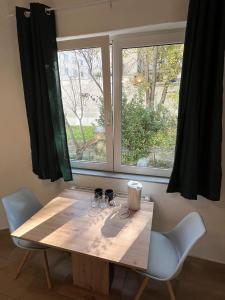 维也纳Traveler Lodging Vienna的一张带两把椅子的木桌和窗户