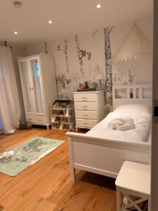 Postel nebo postele na pokoji v ubytování Elegantes Ferienhaus Seeidylle mit Blick auf Möhnesee
