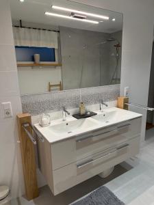 Koupelna v ubytování Elegantes Ferienhaus Seeidylle mit Blick auf Möhnesee + 33 fotografií