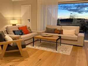 Posezení v ubytování Elegantes Ferienhaus Seeidylle mit Blick auf Möhnesee