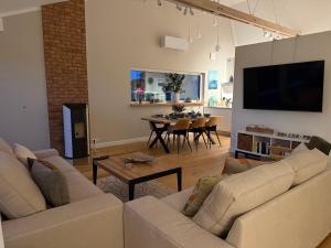 TV a/nebo společenská místnost v ubytování Elegantes Ferienhaus Seeidylle mit Blick auf Möhnesee