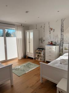 Postel nebo postele na pokoji v ubytování Elegantes Ferienhaus Seeidylle mit Blick auf Möhnesee