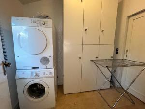 una lavanderia con lavatrice e tavolo di 104 smarttv xbox restaurant playyard P keybox airco starlink forest pets pittoresque a Uelsen Altre 4 foto