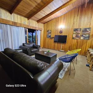 Μια τηλεόραση ή/και κέντρο ψυχαγωγίας στο Yello guest house chalets
