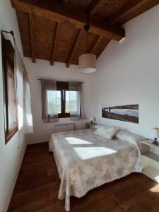 une chambre avec un grand lit et un parquet dans l'établissement PicuAstur, à Cangas de Onís