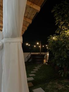 ein weißes Brautkleid, das nachts unter einer Pergola sitzt in der Unterkunft Calypso House in Jiblea Veche